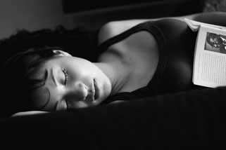 Quelle: https://commons.wikimedia.org/wiki/File:Jackie_Martinez_in_B%26W_sleeping_with_a_book.jpg (28.12.28)