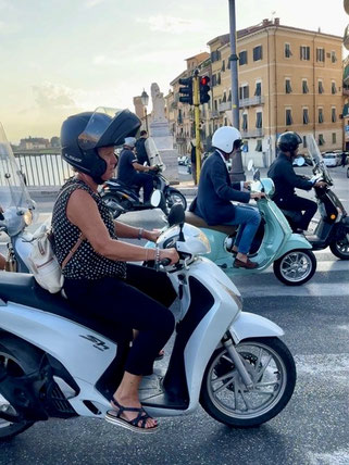 Motorroller an einer Kreuzung in Pisa  