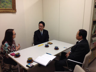 島田議員にFKJとシャーリックの相互協力のご説明をする高崎理事長と伊藤会員