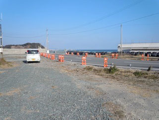 建設中の新しい防潮堤と道路