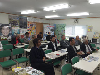 女川の情報館にて職員の方からの今後の復興計画の説明を受ける参加者