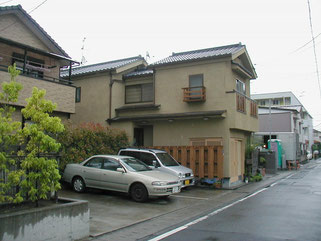 市街地に建つ家