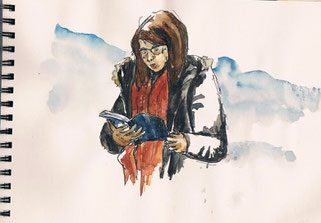 Ils étaient nombreux ceux qui s’arrêtaient à l'espace Prière. Ici la jeune femme, prévoyante, avait sa Bible à la main, mais d'autres étaient avec leur panier de provisions à leur pied.