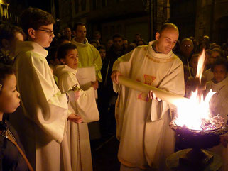 P. Daniel de Kerdanet allume le cierge pascal (Eglise St Mathieu-Morlaix)