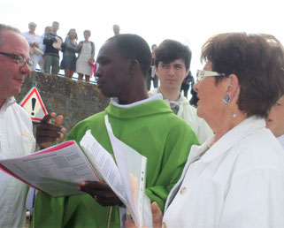 Dernière petite mise au point sur le déroulé de la célébration, entre le maire Gwénolé Guyomarc'h,le Père Simon et Marie-Claude Lovaert, de l'équipe paroissiale locale