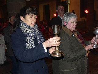Transfert de la réserve eucharistique, pour la communion du Vendredi Saint (St Mathieu) : les hosties ont été consacrées ce Jeudi, et serviront pour la célébration du Vendredi saint