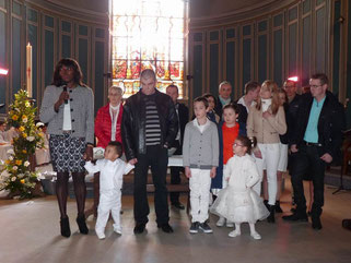 Ewen, Agathe, Emma et Pierre, entourés de leurs familles, quelques instants avant leur baptême à St Mathieu (Morlaix)
