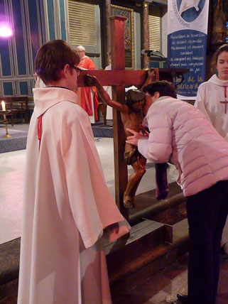 Vénération de la Croix par les paroissiens (St Mathieu)