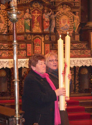 Transmission du cierge Pascal aux responsables des relais de Plounéour-Ménez (Marie-Thérèse Nicolas, et du Cloître St Thégonnec (Elisabeth Vallas) (Eglise St Pierre de Pleyber-Christ), pour l'ensemble paroissial ND du Relec