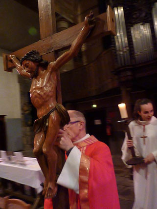 P. Yves Laurent porte le Christ en croix devant l'autel (St Mathieu)