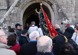 10h05 : près de 500 fidèles attendent de franchir la porte de sainte