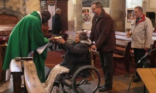 Célébration du dimanche de la santé à Pleyber : comme il est de tradition, la communion est portée par les bénévoles du SEM