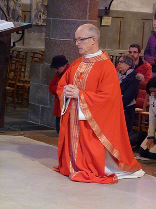 P. Yves LAurent se recueille avec l'assemblée de St Mathieu