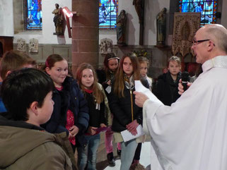Remise de la demande de première communion, par les enfants du primaire (St Mathieu)