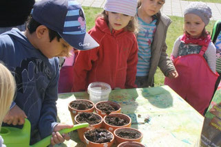 Kinder gießen