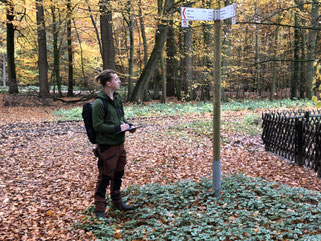natourguide bei der Wegeprüfung; wandern, wegweiser,
