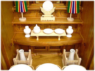 神徒壇に皿・水玉・平子・榊立・玉垣をお飾りしたイメージ