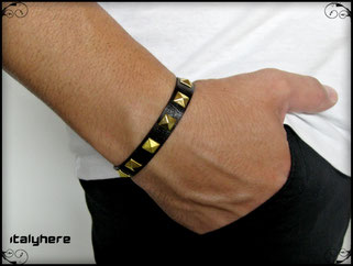 Bracciale in cuoio nero con borchie piramidali colore oro e fibbia regolabile, disponibile in 5 colori di cuoio - Italyhere
