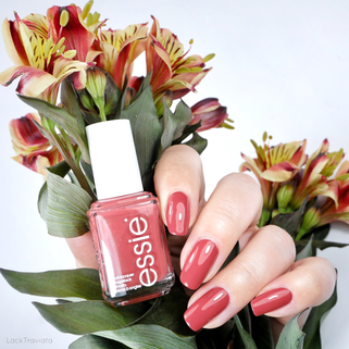 essie •  in stitches (EU 24)