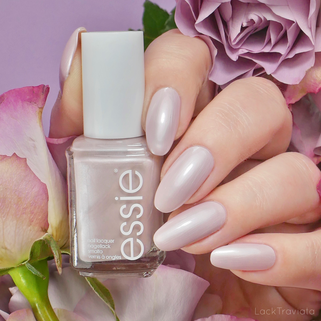 essie LackTraviata talk-the-talk Nagellack-Liebe • - pillow -