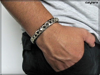 Bracciale in cuoio inciso colore nero con catena in maglia gourmette laminata colore argento e fibbia regolabile - Italyhere