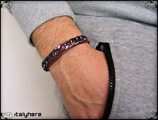Bracciale in cuoio colore rosso con catena in maglia gourmette laminata colore canna di fucile e fibbia regolabile - Italyhere