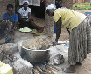 La preparazione del dilo, una sorta di polenta a base di farina di cassava