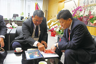 27日、新藤総務相に尖閣での施設整備を直訴する名嘉会長(写真提供・山本皓一氏)
