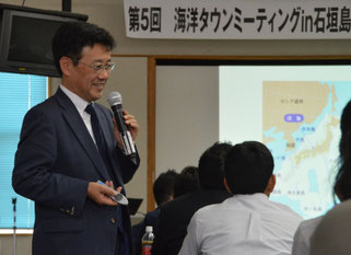 基調講演した山田教授=4日、大濱信泉記念館