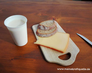 bewusste Ernährung, Ernährung auf der Sennalpe, Kraftquelle, Käsebrot und frische Milch, Hündle