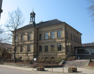 Das alte Schulhaus in Sulzfeld beherbergt seit 1990 u.a. ein Museum der Heimatfreunde