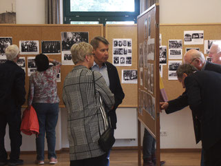 Angeregte Diskussionen bei der Fotoausstellung im alten Bahnhof