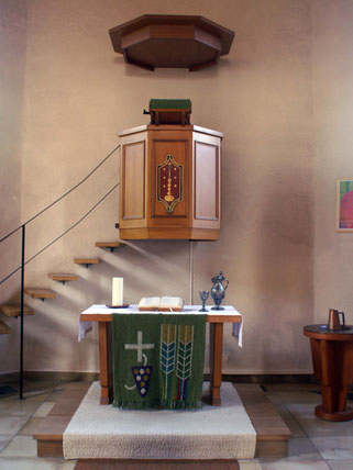 Altar und Kanzel der Waldenserkirche in GroßvillarsJahren