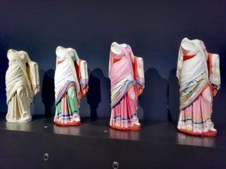 sculptures antiques colorées