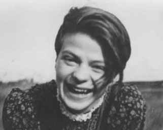 „So ein herrlicher Tag, und ich soll gehen. Aber was liegt an unserem Leben, wenn wir es damit schaffen, Tausende von Menschen aufzurütteln und wachzurütteln.“ Sophie Scholl am Tag ihrer Hinrichtung, 22. Februar 1943