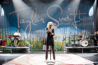Taylor Swift opening for Rascal Flatts (2008)
