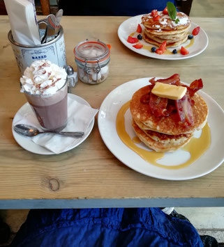 Frühstück bei "Bill's" - sehr zu empfehlen! Hinterher rollt man dann durch London :D