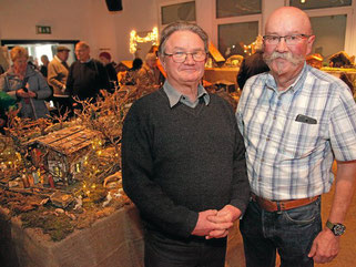 Die Organisatoren Wolfgang Hill und Alexander Vorwerk, hier bei der letzten Ausstellung im Jahr 2019, suchen noch Krippen. (WAZ-Foto: Michael Dahlke / FUNKE Foto Services)