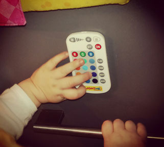 Mit der rechten Hand festhalten, mit der linken Hand spielen.