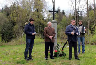 Am Friedhof in Grafenried gedachte man der Verstorbenen. Diakon Hans Peter Gänger (vorne) segnete die Gräber, Thomas Schrödl und Ortsbetreuer Hans Laubmeier (von links) erinnerten an die Bedeutung der Heimat.