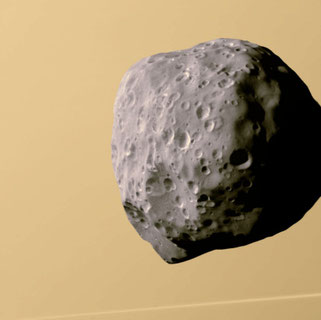 Epimetheus vor dem Saturn, aufgenommen von Cassini.