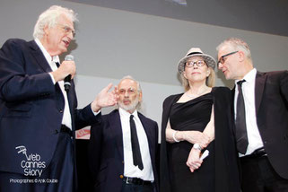 Faye Dunaway, entouré de Thierry Fremaux, Jerry Schatzberg et Bertrand Tavernier, lors de son hommage - Lyon - Ouverture du Festival Lumière 2014 - Photo © Anik COUBLE