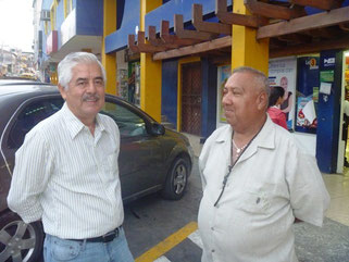 Ángel Vélez Menéndez (i) y Roque Intriago, empresarios comerciales identificados por su devoción a Dios y Jesucristo. Manta, Ecuador.