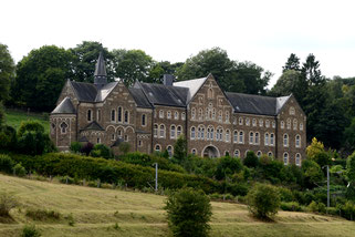 Klouschter vu Cinqfontaines bei Ëlwen, vu wou aus tëscht 1941 a 1943 bal 300 Judden an d'Vernichtungslager deportéiert goufen. Elo gëtt et an ee Centre éducatif et commémoratif emgebaut. (Foto: Wikipedia)