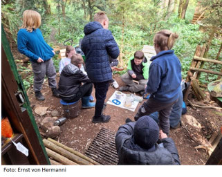 eine Gruppe Kinder beim Spielen im Wald