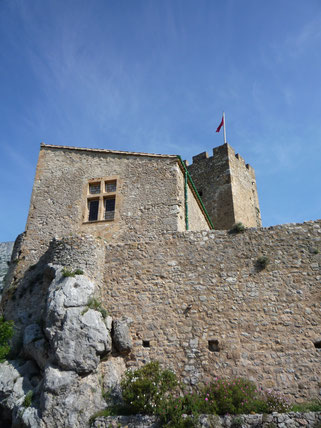 Le Chateau de Baulx le 1er mai 2011 - Le donjon depuis vue le jardin des senteurs - photo appartenant aux Compagnons de Tras Castel