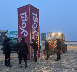 schwierig, schwierig, so ein Aufbau im Sand