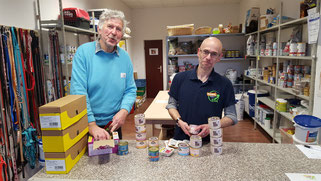 Dieter und Jens sortieren Spenden für die Tiertafel RheinErft e.V.