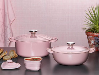 Die Firma Le Creuset bringt nun einige ihrer Töpfe und Kochutensilien im Ton Chiffon Pink heraus. Foto: Le Creuset