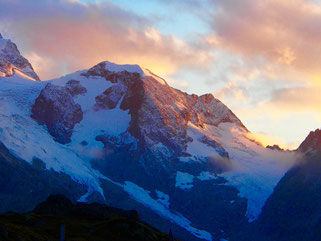 vom Licht des Himmels gekrönt, die hohen Berge der Westalpen